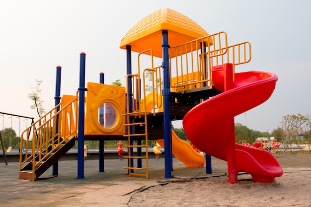 Bunter Spielplatz für Kinder