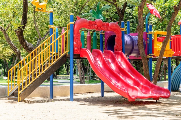 Bunter Spielplatz im Freien im Park