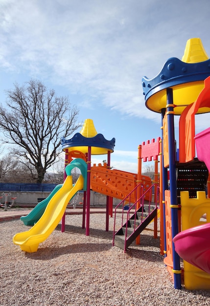 Bunter Spielplatz im Park