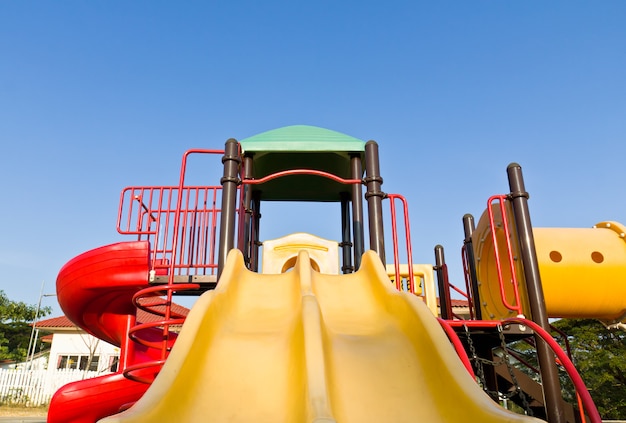 Bunter Spielplatz und blauer Himmel