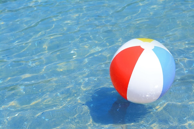 Bunter Strandball, der an sonnigen Tagen im Meer schwimmt, Platz für Text