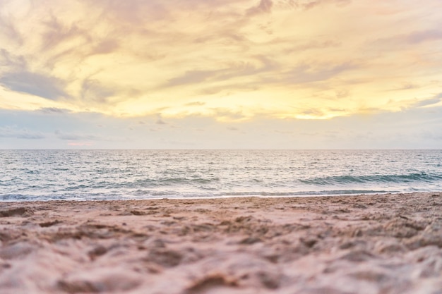 Bunter Strandsonnenuntergang mit orange Himmel