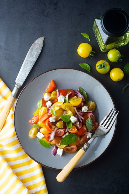 Bunter Tomaten- und Basilikumsalat auf einer Platte