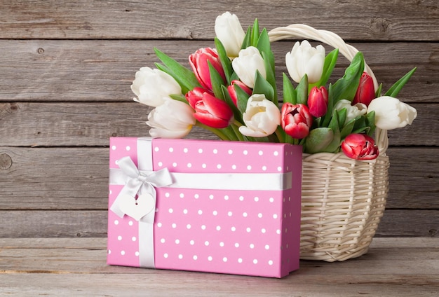 Bunter Tulpenblumenstrauß und Geschenkbox