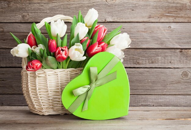 Bunter Tulpenblumenstrauß und Geschenkbox