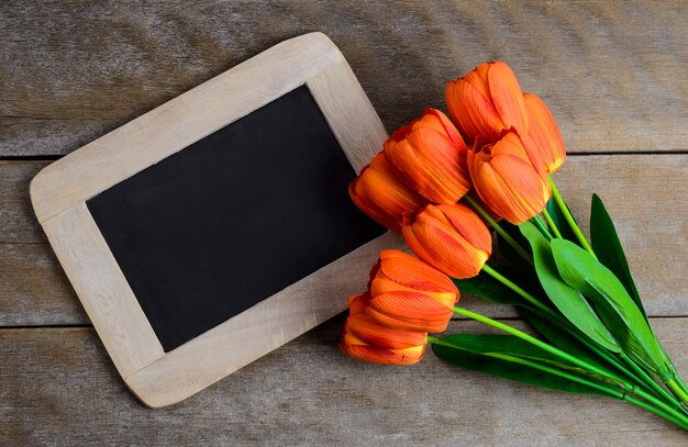 Bunter Tulpenblumenstrauß und -tafel