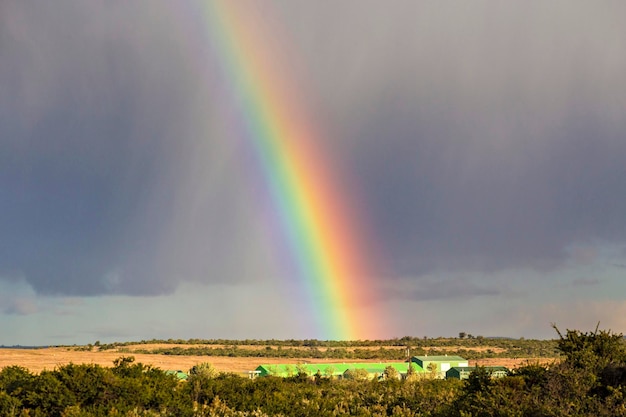 Bunter und heller Regenbogen über dem Dorf in der Region Patagonien, Chile. Schöner Regenbogen