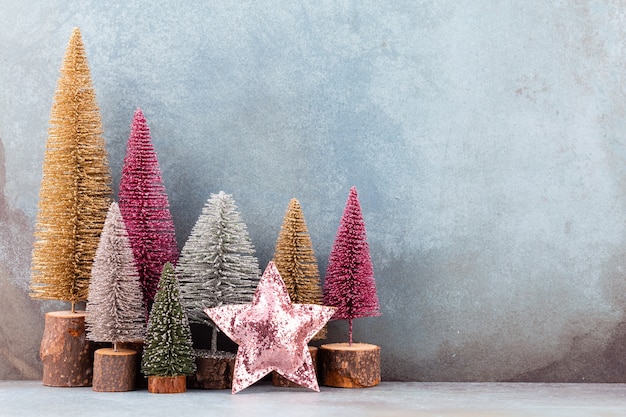 Bunter Weihnachtsbaum auf Blau.