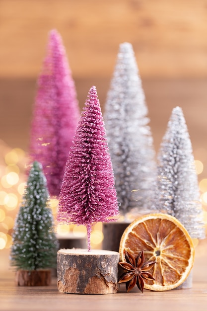 Bunter Weihnachtsbaum auf bokeh Hintergrund. Weihnachtsfeiertagsfeierkonzept. Grußkarte.