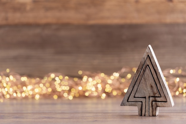 Bunter Weihnachtsbaum auf hölzernem, bokeh Hintergrund. Weihnachtsfeiertagsfeierkonzept. Grußkarte.