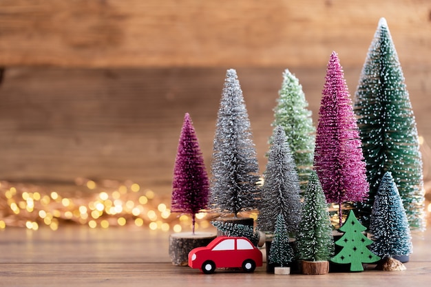 Bunter Weihnachtsbaum auf Holz-, Bokeh-Hintergrund. Weihnachtsfeiertagsfeierkonzept. Grußkarte.