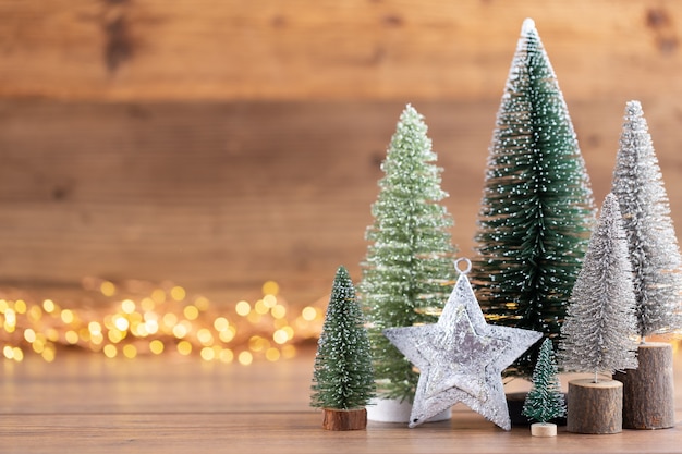 Bunter Weihnachtsbaum auf Holz-, Bokeh-Hintergrund. Weihnachtsfeiertagsfeierkonzept. Grußkarte.