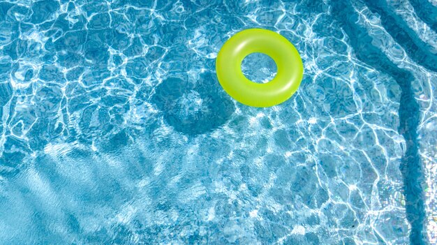 Foto buntes aufblasbares ring-donut-spielzeug im schwimmbadwasser-luftbild von oben familienurlaub