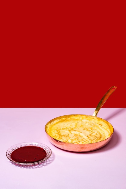 Buntes Bild von leckeren Pfannkuchen und Marmelade isoliert über rosa und ed-Hintergrund Konzept eines leckeren Frühstücks