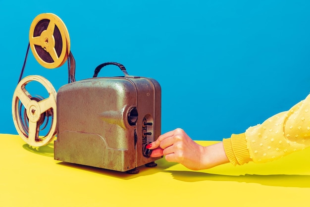 Foto buntes bild von vintage-movie-player isoliert über gelben und blauen hintergrund vintage-kinematographie