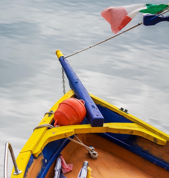 Buntes Boot am Ufer des Flusses Temo in Sardinien Italien erschossen