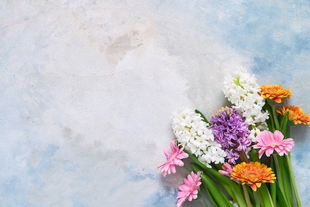 Buntes Bouquet aus Gerbera- und Hyazinthenblüten