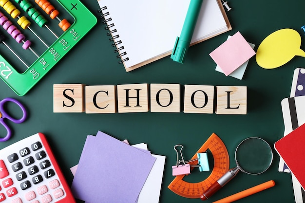 Foto buntes briefpapier und wort schule auf tafel