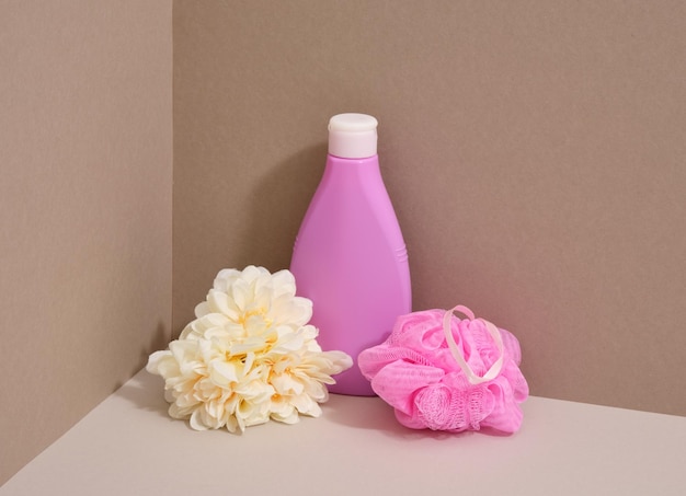 Buntes Duschwaschgel und Blumen Körperpflege- und Spa-Schönheitsprodukte