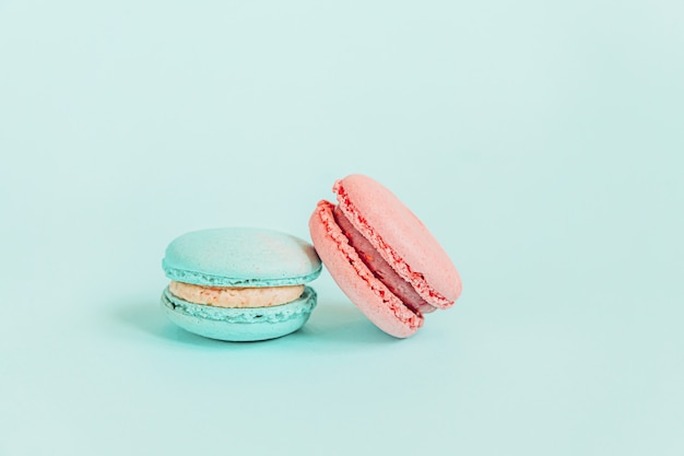 Buntes einhornblaues rosa macaron oder makronendessert der süßen mandel