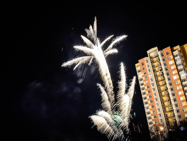 Buntes Feuerwerk am dunklen Nachthimmel