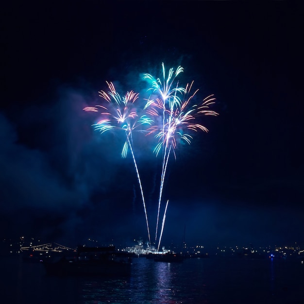 Buntes Feuerwerk am schwarzen Himmel