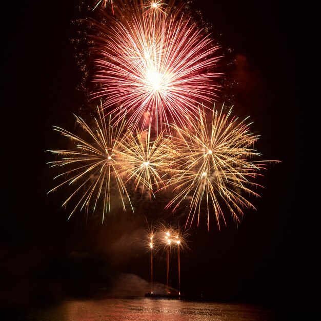 Buntes Feuerwerk am schwarzen Himmel