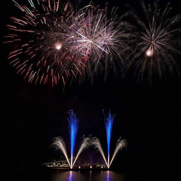 Buntes Feuerwerk am schwarzen Himmel