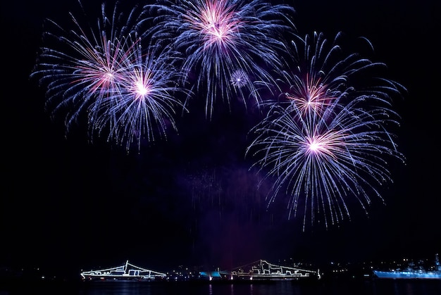 Buntes Feuerwerk auf dem schwarzen Himmelhintergrund