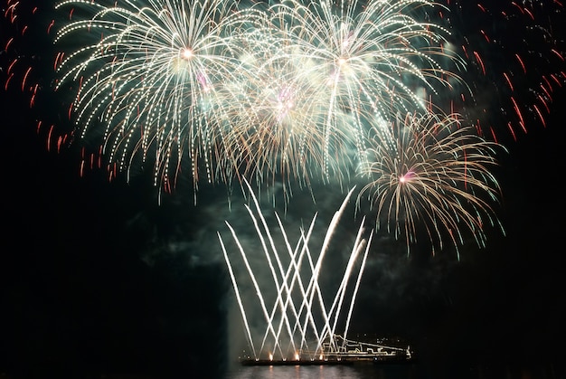 Buntes Feuerwerk auf dem schwarzen Himmelhintergrund