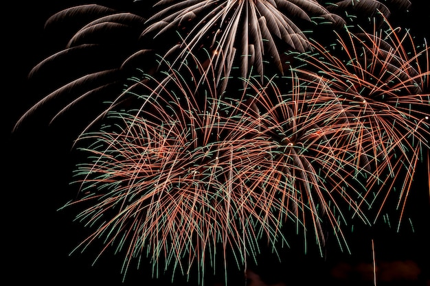 Buntes Feuerwerk auf einem nächtlichen Himmelshintergrund.