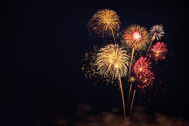 Buntes Feuerwerk für Feiern auf schwarzem Hintergrund