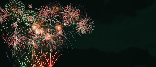 Buntes Feuerwerk mit Bokeh-Hintergrund. Feier des neuen Jahres, abstrakter Feiertagshintergrund