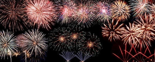 Buntes Feuerwerk mit Bokeh-Hintergrund. Feier des neuen Jahres, abstrakter Feiertagshintergrund