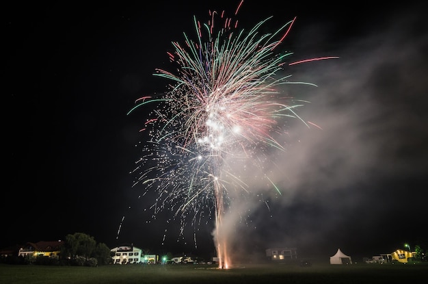 Buntes Feuerwerk nachts mit Rauch