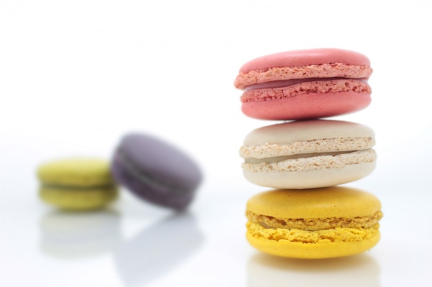 Buntes französisches Macaron auf dem weißen Hintergrund