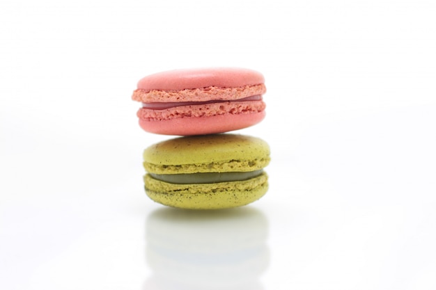 Buntes französisches Macaron auf dem weißen Hintergrund