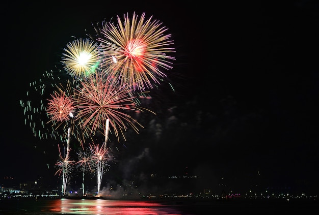 Buntes funkelndes Feuerwerk erhellt den Himmel