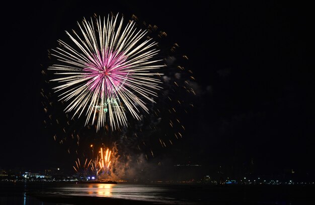 Buntes funkelndes Feuerwerk erhellt den Himmel