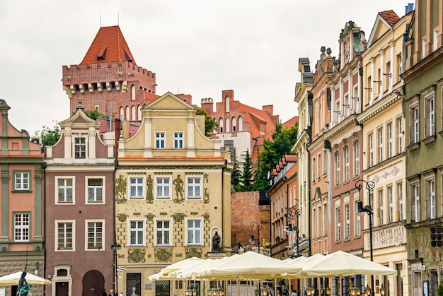 Buntes Gebäude des historischen Altstadtmarktes in Poznan