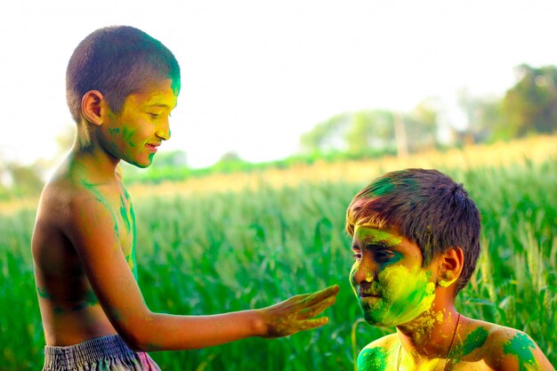 Buntes Gesicht des indischen Kindes im holi Festival