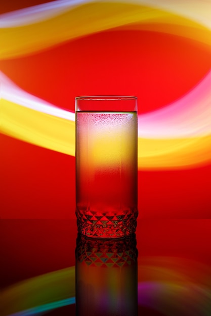 Buntes Glas Coctail auf rotem und gelbem Streifen