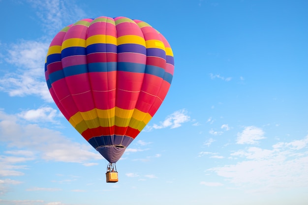 Buntes Heißluftballonfliegen auf Himmel. Ballon Karneval in Thailand