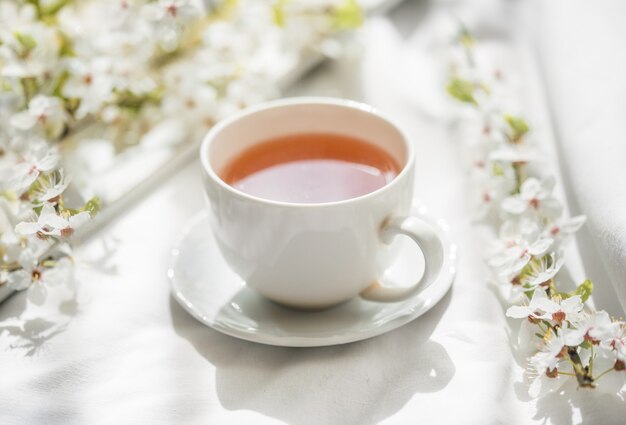 Buntes helles Blumenmuster mit Teetasse. Flach liegen.