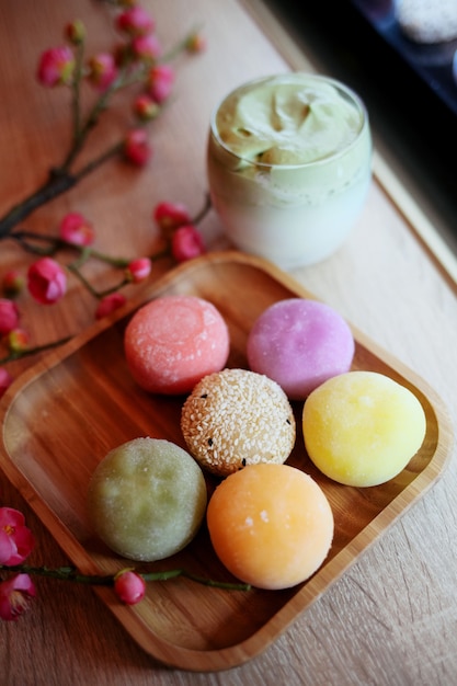 Buntes japanisches Eisreisdessert von Mochi