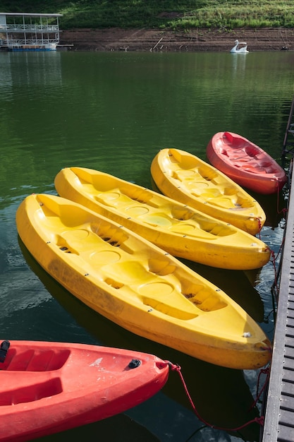 Foto buntes kanu verankert am pier im see