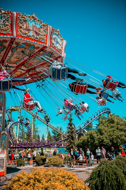 Buntes Karussell mit Kindern an dort.