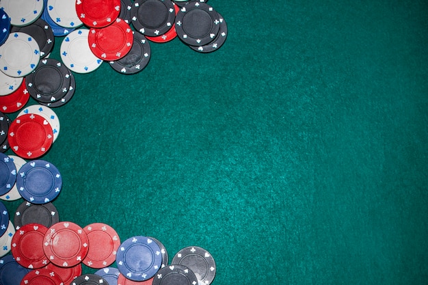 Buntes Kasino bricht auf grüner Pokertabelle ab