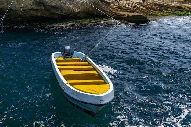 Foto buntes kleines boot im blauen wasser