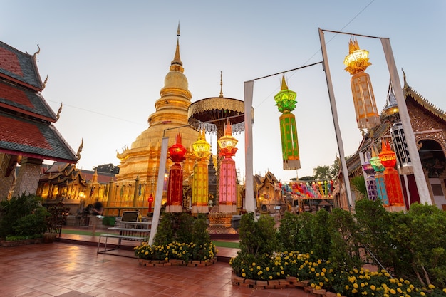 Buntes Lampenfest und Laterne in Loi Krathong im Wat Phra That Hariphunchai